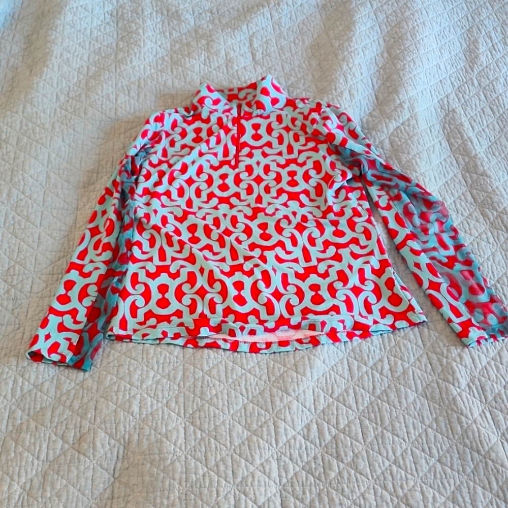 Long sleeves zip mock neck.